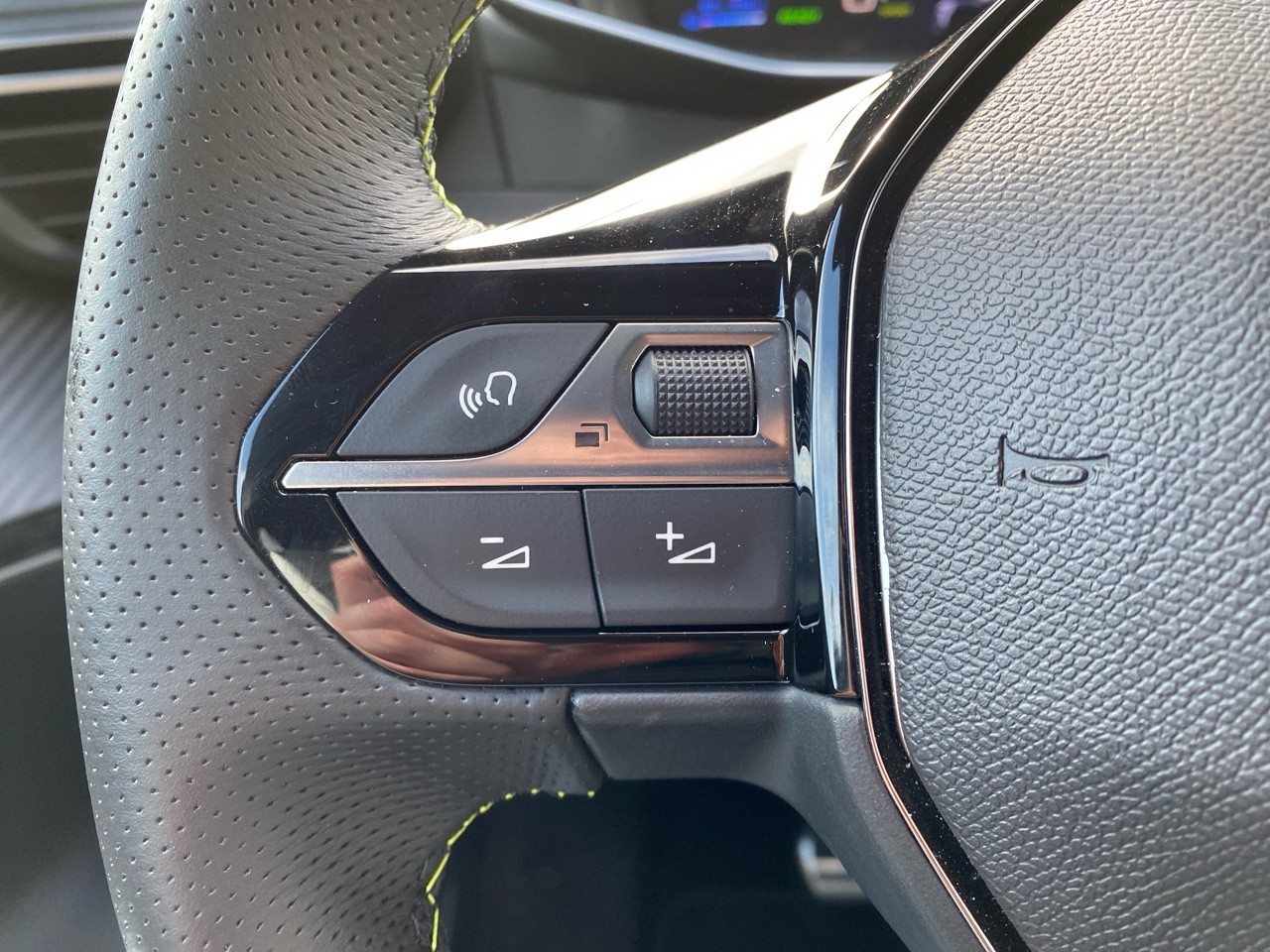PEUGEOT E-2008 GT