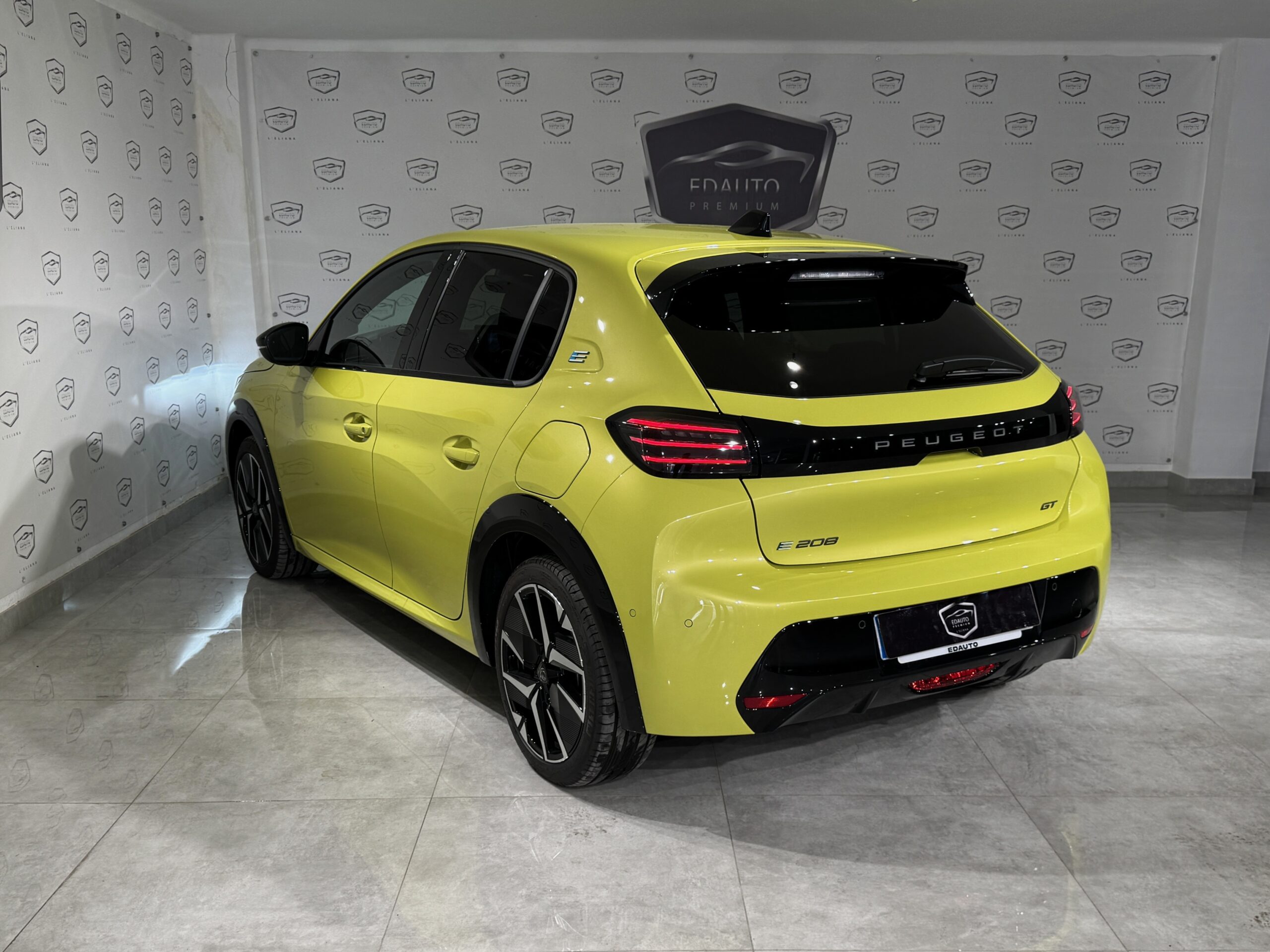 PEUGEOT E-208 GT