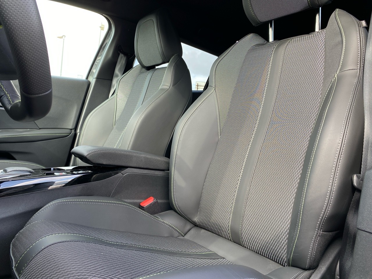 PEUGEOT E-2008 GT